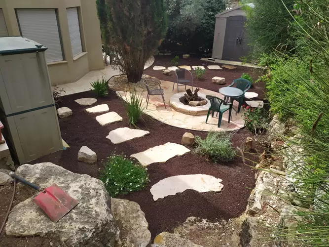 הקמת גינה בבית פרטי עם שביל אבנים